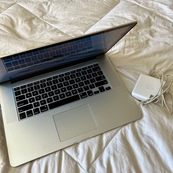 Apple MacBook Pro 15.5 computer - Picture 2 of 4